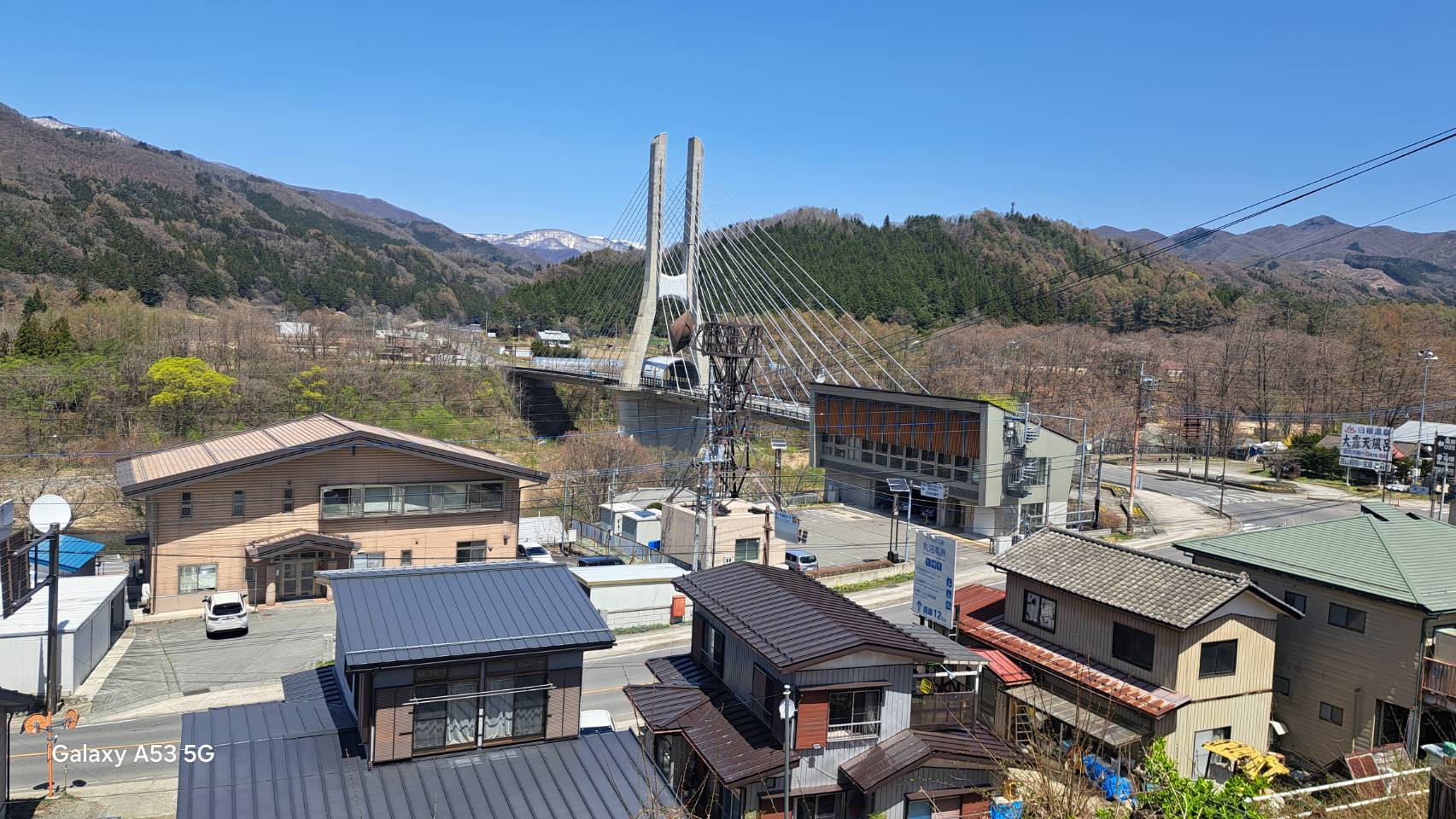 眺望抜群の場所に立地。秋の紅葉も最高です。