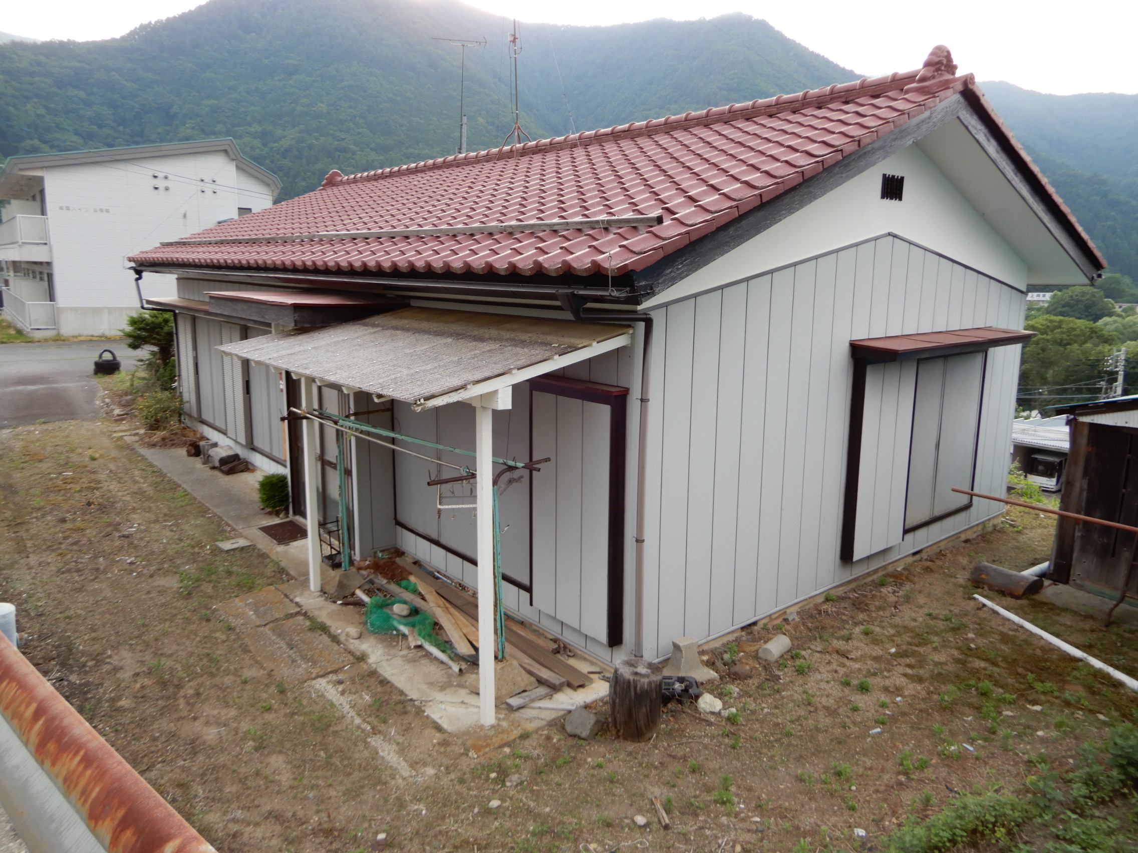 片品村の中心地で鎌田地区にある眺望抜群の物件です。（平屋建て）